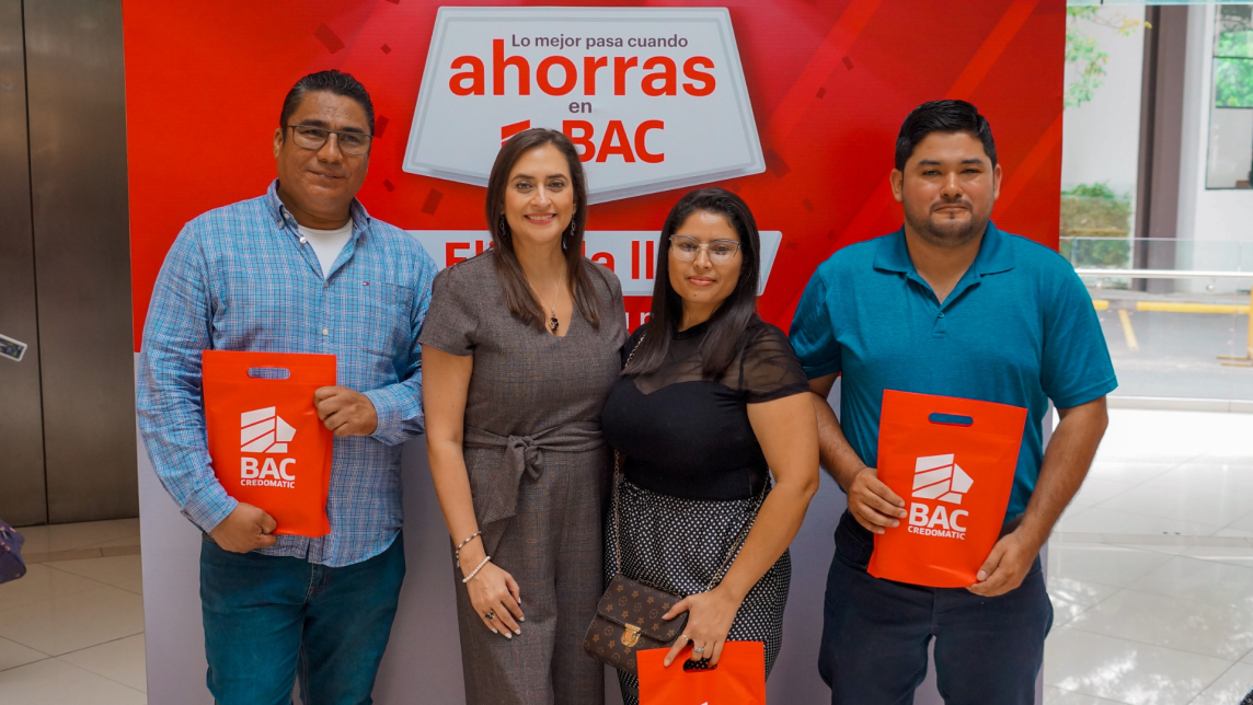 Valeria Ríos, Vicepresidente de Mercadeo y Comunicación de BAC junto a los ganadores.
