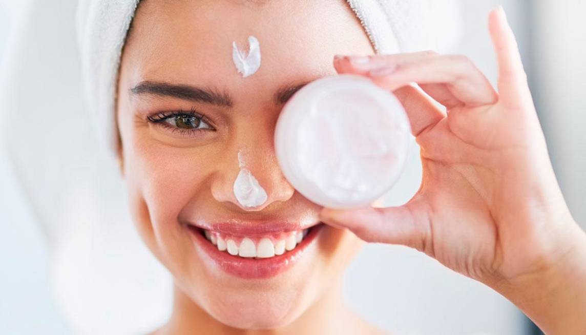 Muchos piensan que la base de un buen maquillaje tiene que ver sólo con el make up como tal, sin embargo, lo que realmente es importante para verte glowy es el skincare. Tener una rutina de cuidado facial es fundamental, pues te ayuda a eliminar todo tipo de impurezas en la piel, y más aún si tienes piel grasa. Por lo general, las personas con este tipo de piel tienden a tener granitos y puntos negros, especialmente si no la limpian y tratan de forma correcta su rostro. Por eso te presentamos los pasos que debes seguir para un skincare.