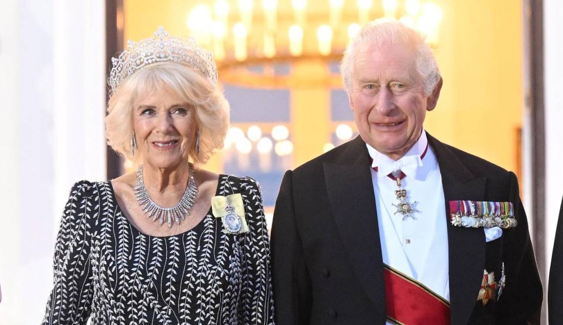 El rey Carlos III y su esposa Camila culminaron su viaje de tres días en Alemania, durante una jornada que marcó su primera visita oficial al extranjero como monarca. La pareja arribó el miércoles recién pasado al aeropuerto de Berlín Brandeburgo, donde fueron recibidos con un saludo de armas. La agenda incluyó un banquete de Estado en Schloss Bellevue, la residencia oficial del presidente de Alemania.