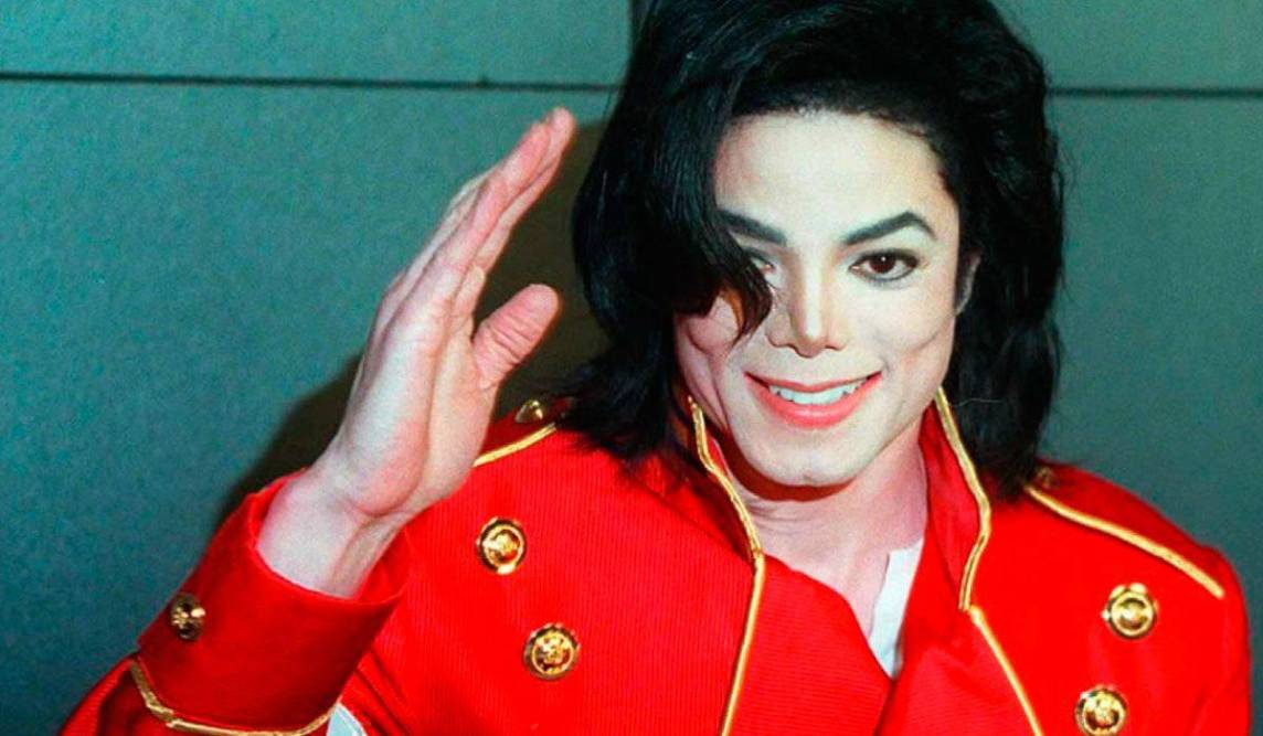 Aquí se desvelan aspectos íntimos de la vida de Michael Jackson, gracias a las revelaciones de su exguardaespaldas, Matt Fiddes tras una entrevista en el podcast ‘<a rel=nofollow href=https://podcasts.apple.com/gb/podcast/did-your-kids-sleep-with-michael-jackson-michael/id1475301177?i=1000657130540>Stripping Off With Matt Haycox</a>’. Estas revelaciones ofrecen una visión más profunda de la vida personal y las presiones que enfrentó el icónico “Rey del Pop”.