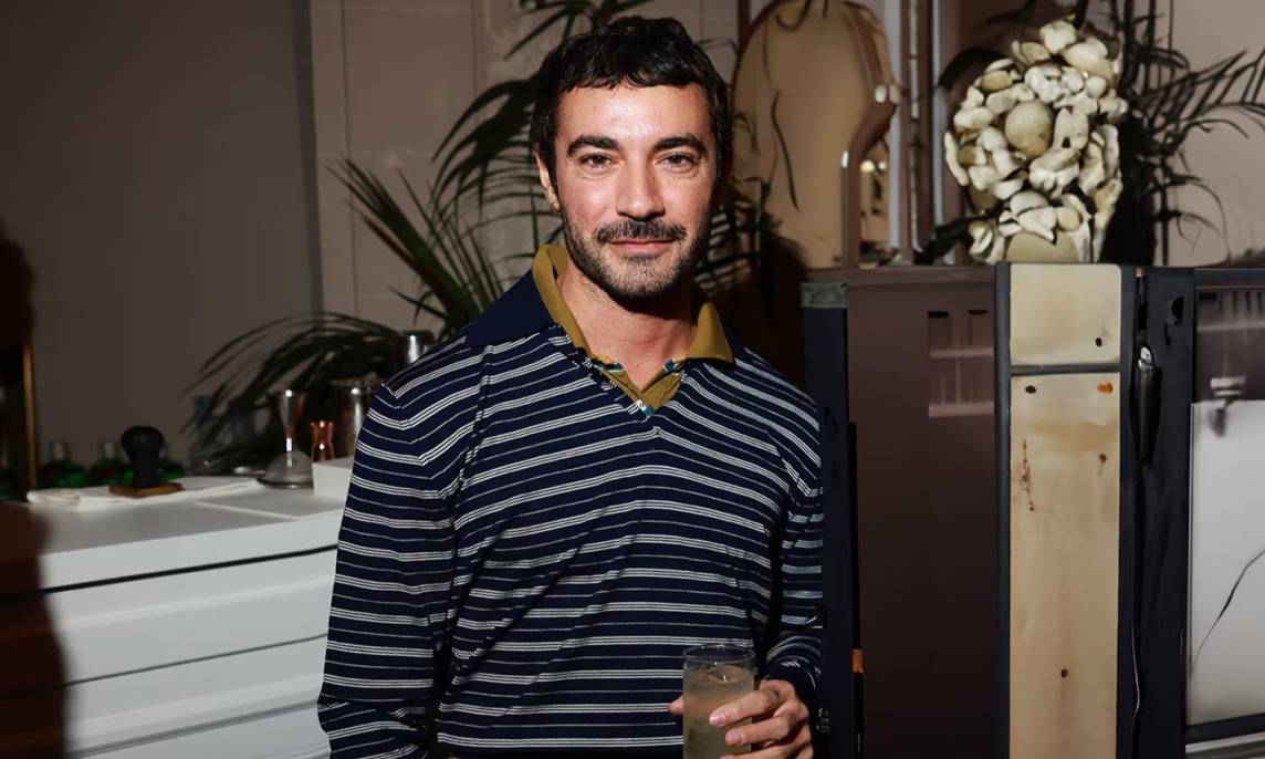 Tras casi tres décadas definiendo el ADN de Versace, <a href=https://www.revistaestilo.net/tendencias/donatella-versace-deja-la-direccion-creativa-de-la-frima-italiana-tras-27-anos-al-mando-OI24861870>Donatella Versace se despide de la dirección creativa</a>, dejando un legado imborrable en la moda. Con su salida, la firma italiana abre un nuevo capítulo bajo el mando de Dario Vitale, un nombre que promete llevar la casa a nuevas alturas. Pero, ¿quién es él y qué podemos esperar de su visión para Versace? Aquí te contamos todo sobre el diseñador que tomará las riendas de esta icónica marca.