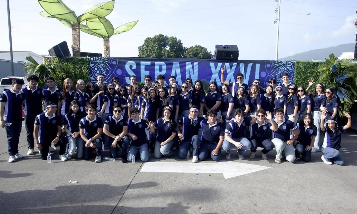 Los seniors 2026 de Seran School comenzaron su último año de secundaria con entusiasmo, reuniéndose en Denny’s del boulevard Morazán. Los 45 alumnos acompañados por su padres a bordo de un camión decorado con globos, lideraron una caravana festiva hacia la escuela, donde fueron recibidos con aplausos por la comunidad estudiantil. La celebración, organizada por Marcela Cueva, contó con la música de DJ Beat creando un ambiente inolvidable.
