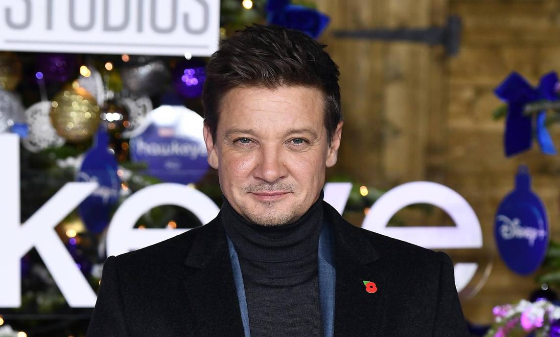 Jeremy Renner publica video en el que se le ve caminando después de su accidente