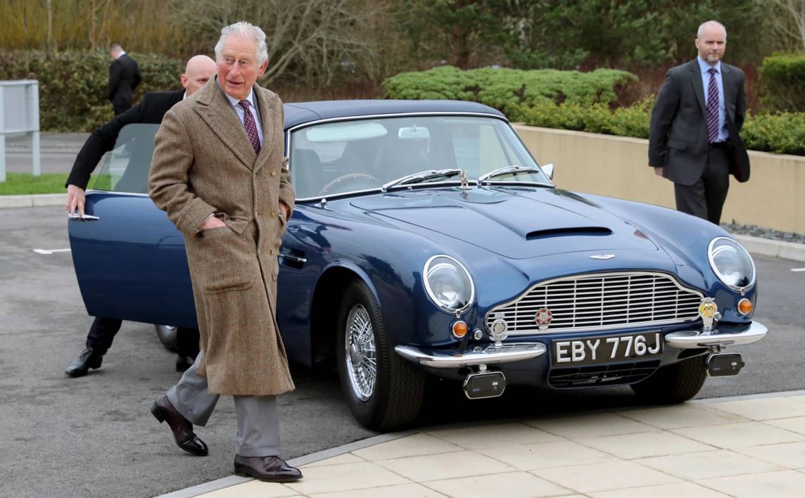 Reciclador empedernido, el monarca tiene un coche Aston Martin que funciona con biocombustible procedente de excedentes de vino blanco inglés y suero de quesería.