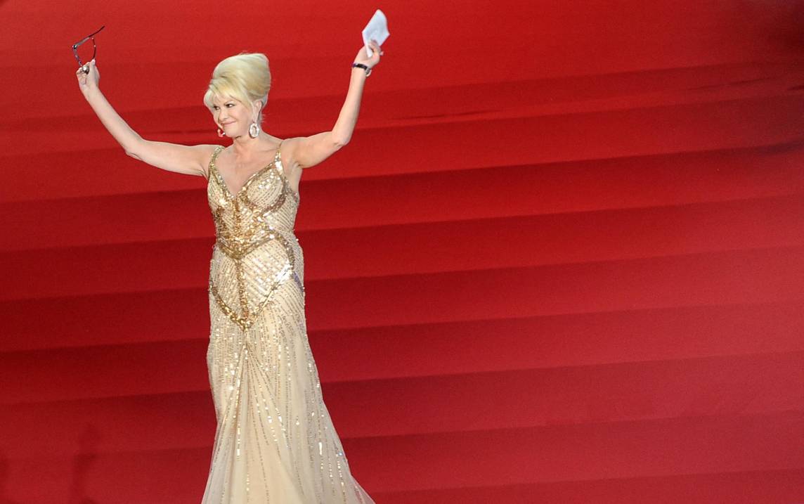 En esta imagen de mayo de 2009, Ivana Trump saluda en el escenario durante un discurso en la 17 edición del Life Ball en Viena