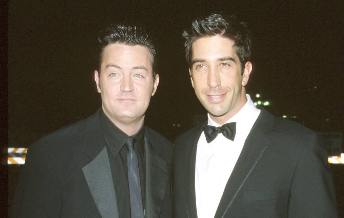 Después de la trágica pérdida, David Schwimmer optó por ofrecer un emotivo mensaje de despedida a su querido amigo Matthew Perry, compartiendo palabras que reflejan la profundidad de su afecto y la huella imborrable que dejó Perry en su vida y en el corazón de quienes lo conocieron.