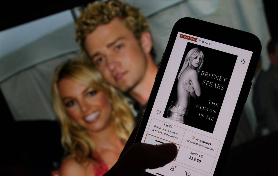 Portada del libro en versión digital The Woman in Me, en el que Britney Spears habla por primera vez después del fin de la tutela que le impuso un juez en 2008, cuando atravesaba una profunda depresión, tras separarse de su esposo en la época, Kevin Federline. (Photo by Chris DELMAS / AFP)