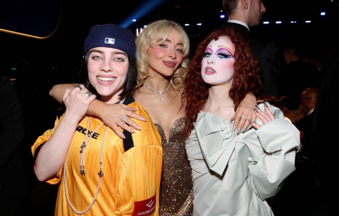 Los Grammy 2025 fueron una explosión de talento, emoción y momentos inolvidables sobre el escenario, pero lo que sucede tras bambalinas es igual de fascinante. Entre risas cómplices, ajustes de último minuto y reencuentros inesperados, los artistas nos regalaron instantes únicos que solo unos pocos privilegiados pudieron presenciar.