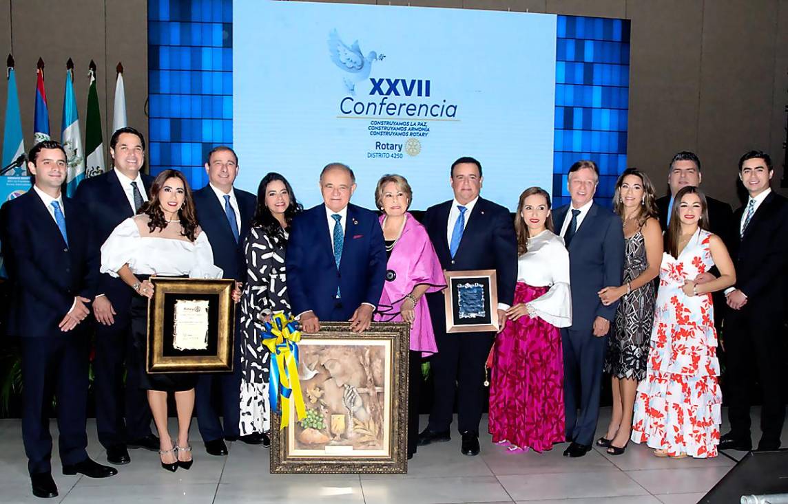 Juan Carlos Sikaffy, Roberto y Tricia Matuty, Juan Carlos y Ana Sikaffy, Alberto y Nena Diaz Lobo, Alberto Diaz Marinakys, Erika Avelar, Kevin y Elena Szydel con Fernando y Andrea Quintana y Roberto Enrique Matuty.