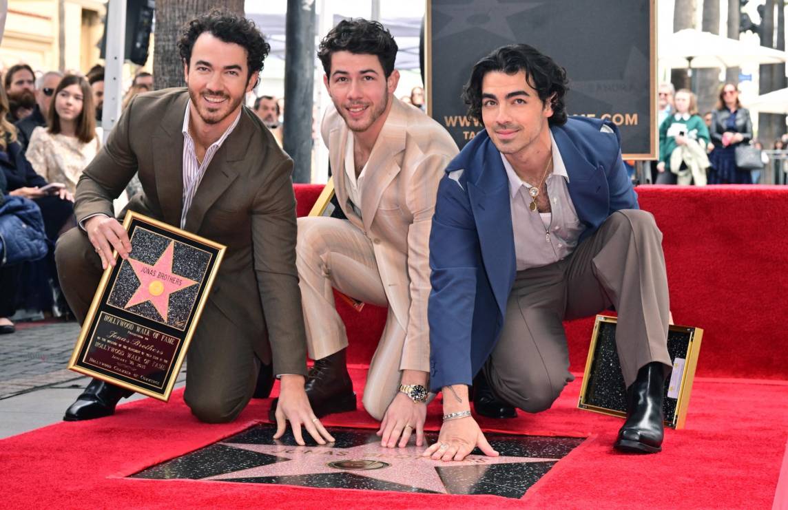 Kevin, Nick y Joe Jonas, integrantes de la banda norteamericana Jonas Brothers, posan durante la develación de su estrella en el famoso Paseo de la Fama en Hollywood, California. El trío de hermanos grabó su primer disco<i> It’s about Time </i>en 2005.