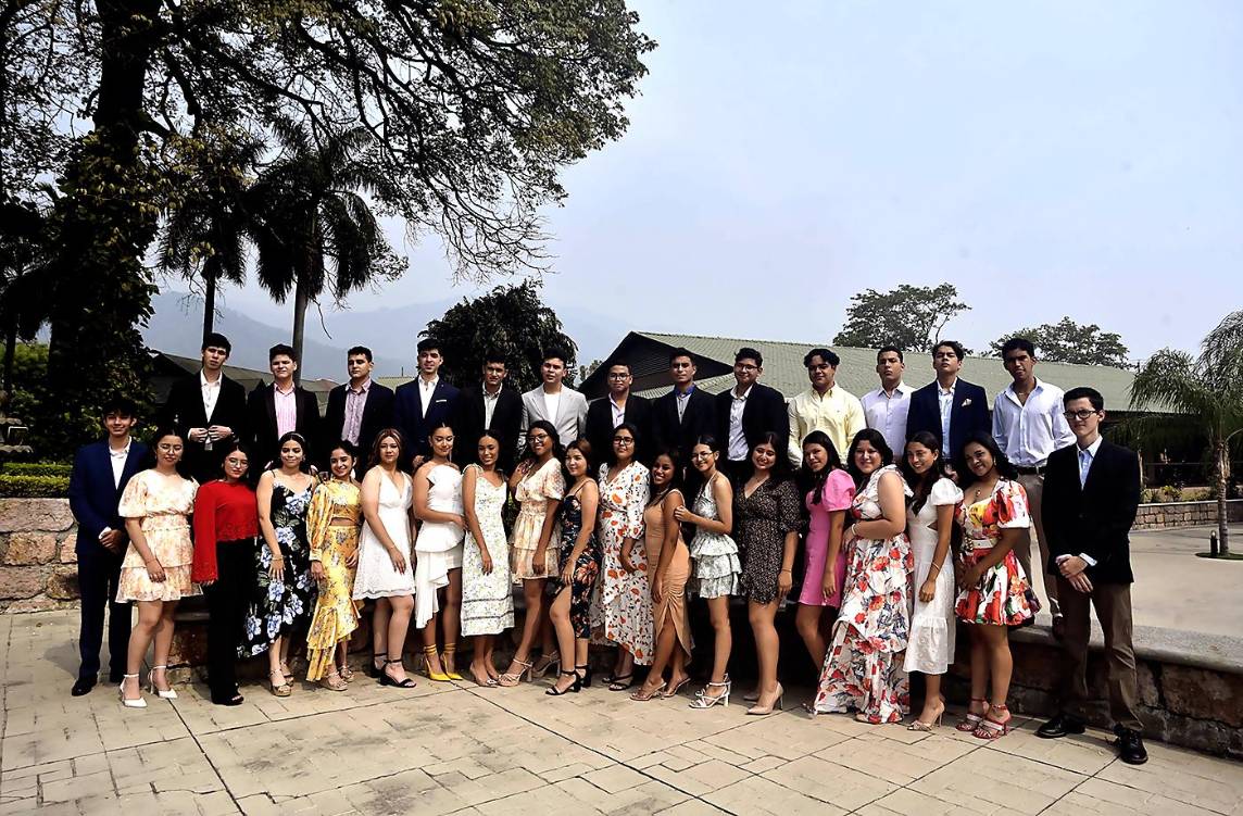 Una mañana divertida fue la que compartió la generación 2023 de la Happy New Dawn bilingual School and Institute, en el salón Terraza San Pedro del hotel Copantl. Los 32 alumnos llegaron sonrientes y vestidos de cóctel para celebrar el tradicional desayuno, que marca el final del año escolar y el fin de la secundaria, ya que el próximo mes se recibirán como bachilleres bilingües en Ciencias y humanidades.