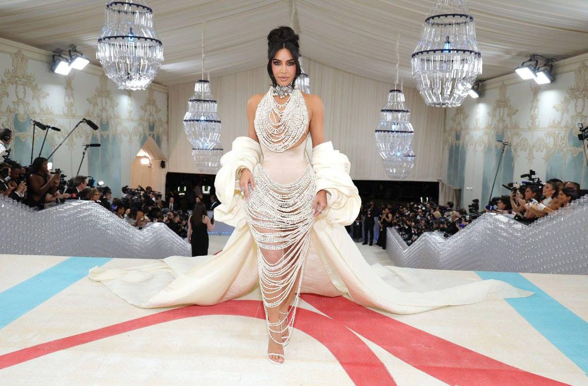 Kim Kardashian vuelve a romper su vestido en la Met Gala 2023