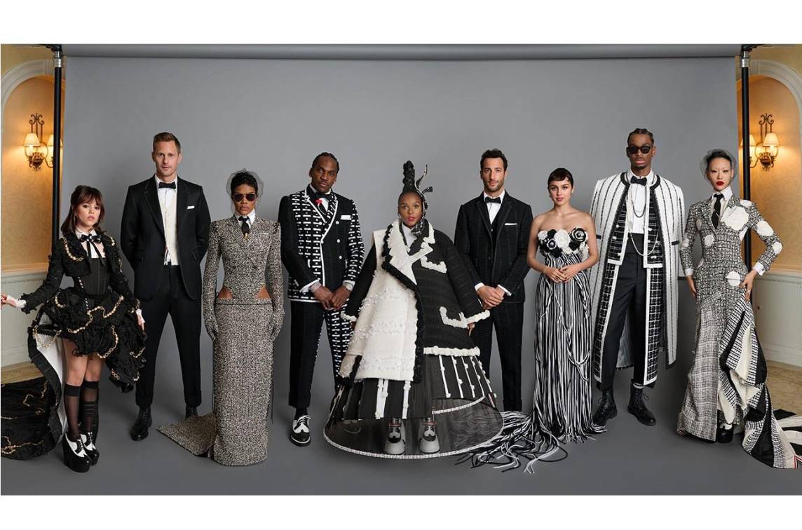 El estadounidense Thom Browne firmó algunos de los diseños más icónicos de la MET Gala 2023 que rindió honor a Karl Lagerfeld. Esta imagen reúne a algunas celebs que llevaron la inspiración de Browne a la alfombra tricolor: Jenna Ortega, Alexander Skarsgard, Teyana Taylor, Pusha T, Janelle Monáe, Daniel Ricciardo, Olivia Rodrigo, Shai Gilgeous-Alexander and Sora Choi.