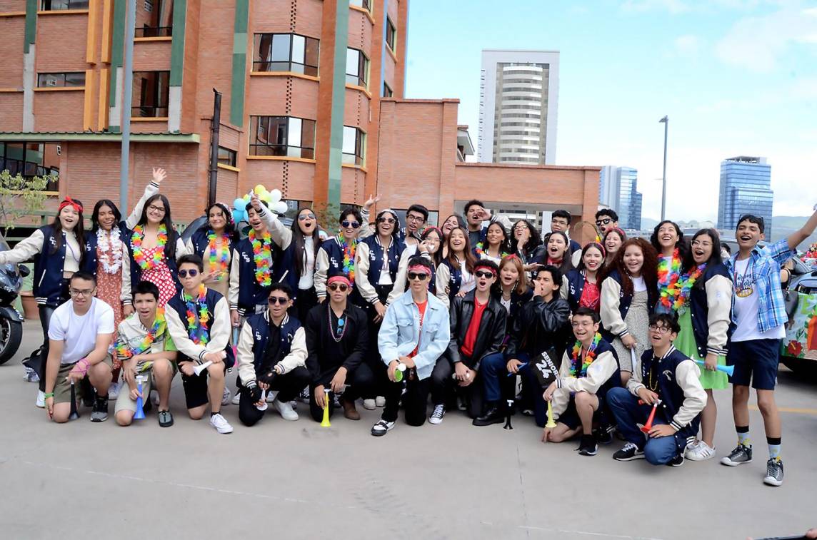 Y una nueva etapa en la vida de 40 seniors de la CEAD School están por comenzar y que mejor manera con una entrance llena de color, cariño, sorpresas, selfies. Bajo la temática “Teen beach” cada alumno seleccionó cuidadosamente su outif para ese día que marca el comienzo de su último año escolar.