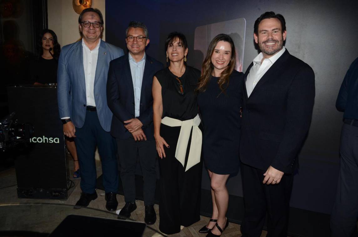 Grupo Ficohsa, American Airlines y Mastercard han llevado la experiencia de viaje a otro nivel con el lanzamiento oficial de la <b>tarjeta de crédito Ficohsa / AAdvantage® Mastercard</b>. La presentación tuvo lugar en el exclusivo restaurante mexicano <b>Xunán</b>, donde los clientes de Ficohsa pudieron conocer de primera mano los beneficios de esta innovadora tarjeta diseñada para viajeros frecuentes en Honduras, Guatemala y Nicaragua. En la foto: German Castañeda, Rodrigo Membreño, Giselle Ulate, Cristina Escamilla y Rodolfo Zavaleta.