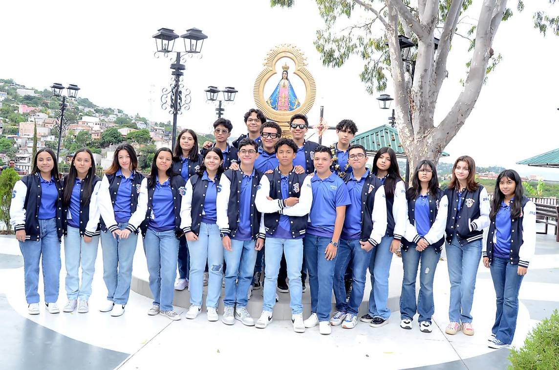 Una mañana inolvidable llena de sueños, sorpresas y mucha diversión disfrutaron los seniors de San Francisco de Sales Catholic School quienes realizaron su tradicional entrance que inicio con una misa de acción de gracias, un delicioso desayuno en el Monasterio y para concluir con una caravana que los llevaría hasta su escuela donde eran esperados por todos los alumnos, maestros y un alegre carnaval.