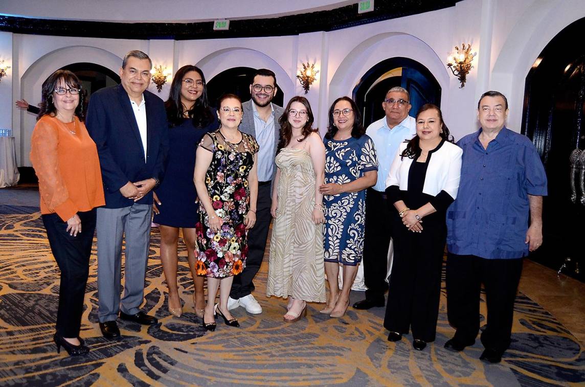 Después de años de dedicación y arduo trabajo, Gabriel Ortez alcanzó uno de sus más grandes sueños al graduarse como Doctor en Medicina y Cirugía. Para celebrar este extraordinario logro, sus familiares y amigos más cercanos se congregaron en una elegante cena de gala, donde el ambiente se llenó de alegría y orgullo.