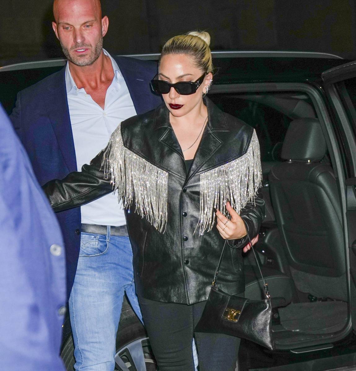 Lady Gaga, quien es actriz y cantante, brilló al presentar al Conejo Malo en el escenario, y luego, con su presencia en el afterparty, añadió un toque de glamour y emoción a la noche.