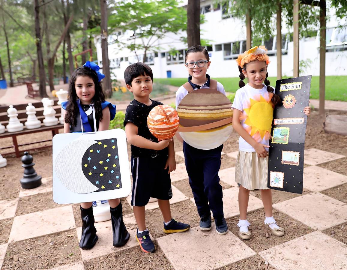 First Grade de Macris School explora el Sistema Solar