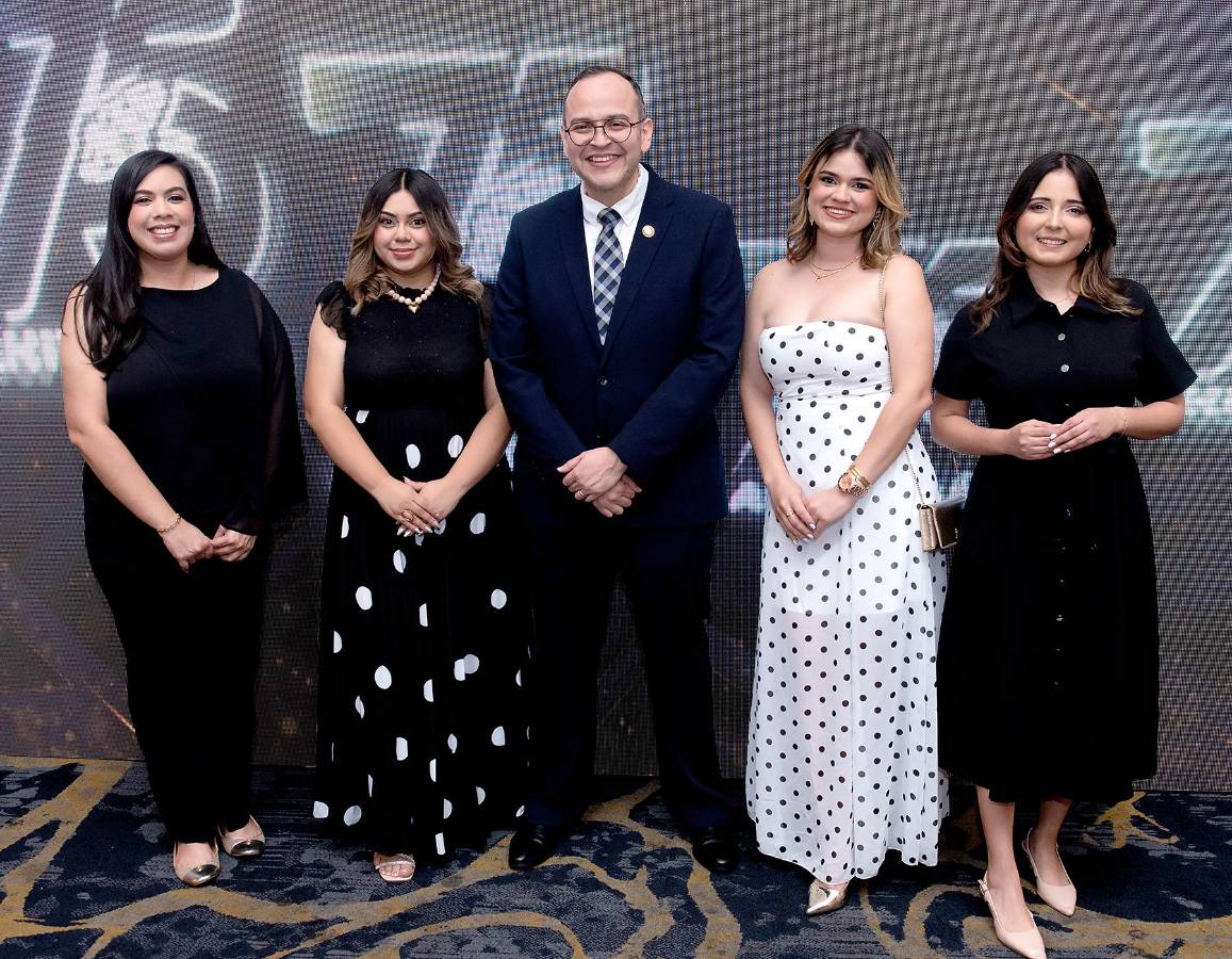 Colaboradores del Banco de Occidente reunidos en el 75 aniversario