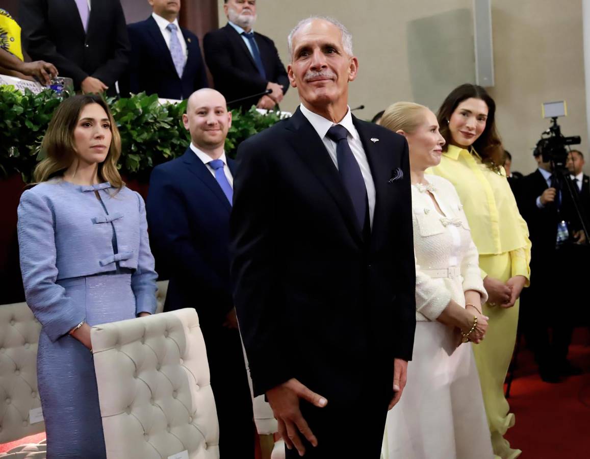 Nasry Asfura a su llegada al Congreso. Lo acompañan, su hija Stephanie Asfura; su yerno, Alejandro Vitanza; su esposa Lissette Asfura y su hija Monique Asfura