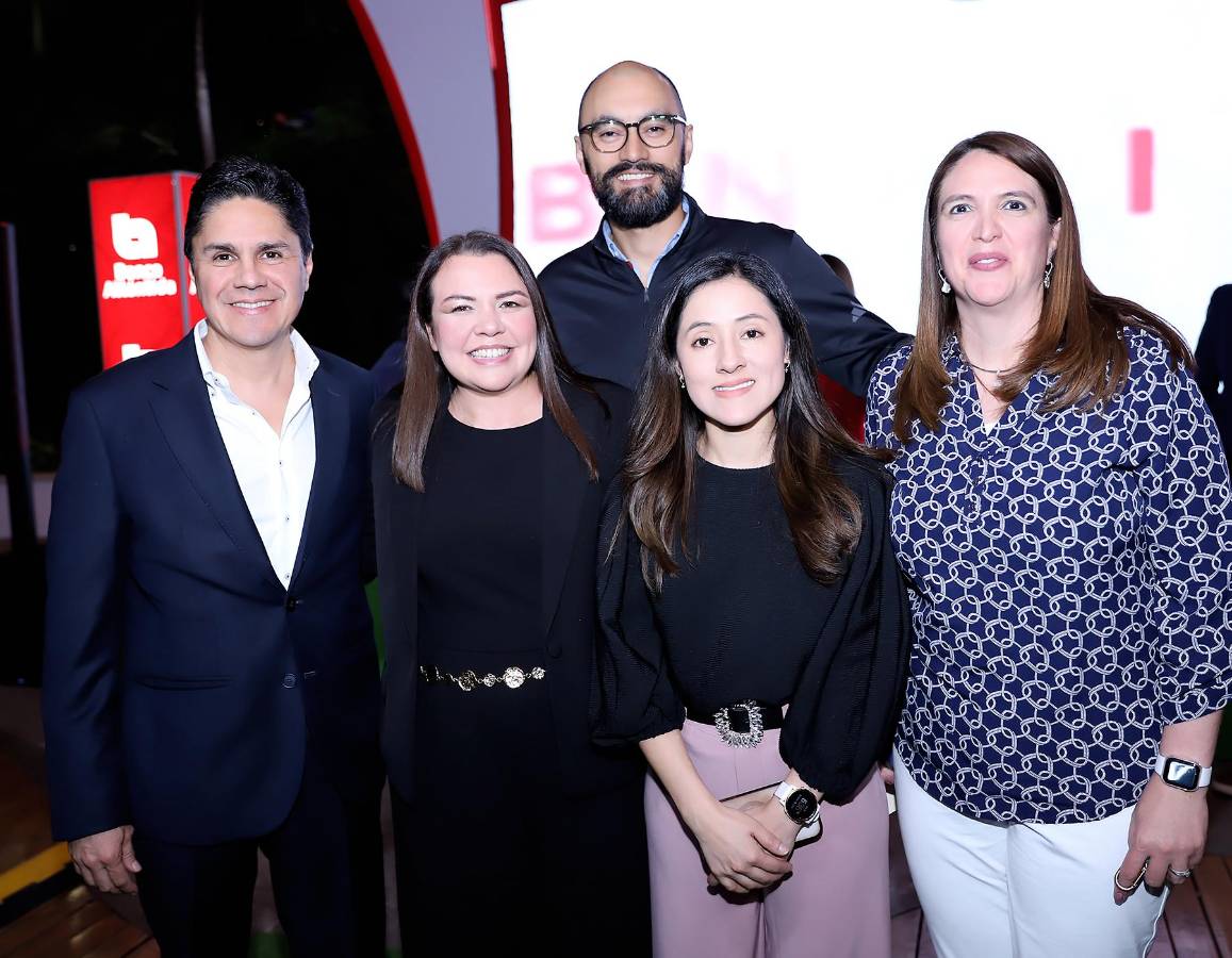 Gustavo Zúniga, Diana Ramos, Juan Pablo Taylor, Andrea Saenz y María José Valladares.