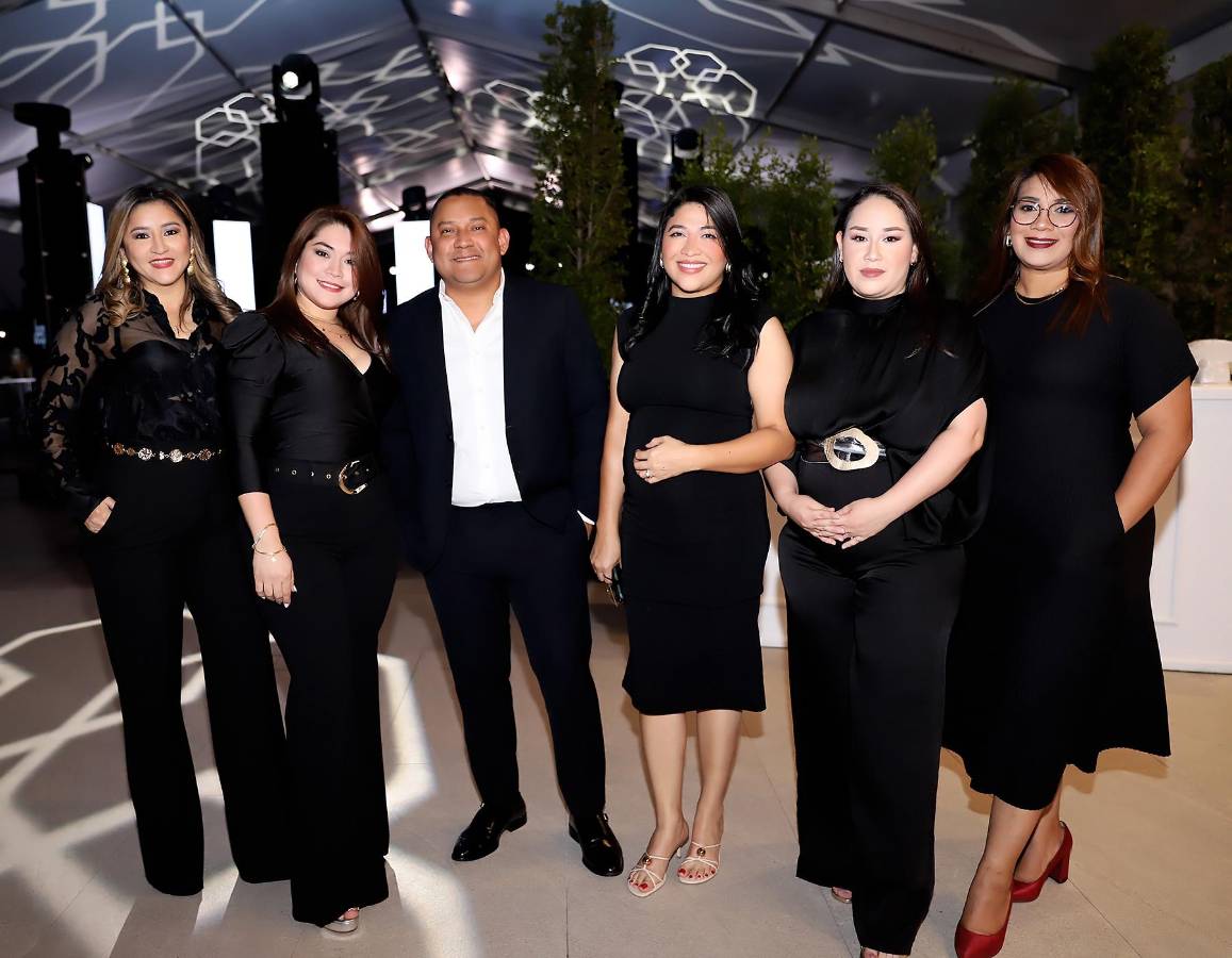 Jessica Bermúdez, Yadira Díaz, Lenin González, Alisson Estrada, Stephanie Castellanos y Linda Soto