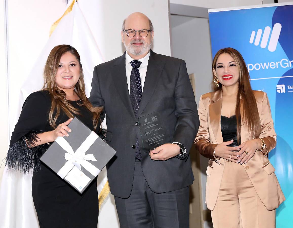 Lesslie Davidovich, Jorge Canahuati Larach e Issis Sandoval.