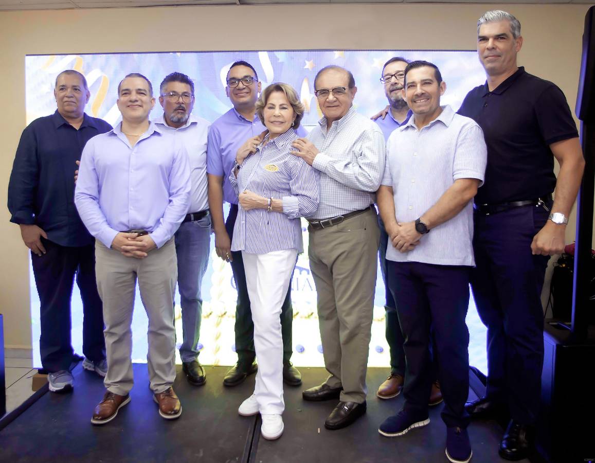 Gerardo Martinez, Hector Santos, Hector Gomez, Roberto Pineda, Nena de Diaz, Alberto Diaz, Julio Martinez, Alexis Reyes y Jorge Quintana.