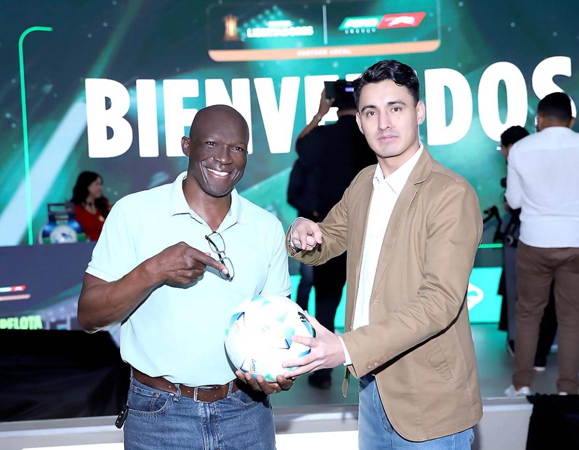 El exfutbolista hondureño Eduardo Bennett, con trayectoria en Argentina, estuvo presente en el lanzamiento de la promoción.