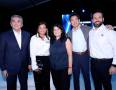 En una noche que combinó innovación, diseño y visión de futuro, Grupo Flores presentó en Tegucigalpa la nueva generación del Toyota RAV4 Hybrid 2027, uno de los SUV más emblemáticos de Toyota. El lanzamiento reunió a invitados especiales, clientes y entusiastas del mundo automotriz para descubrir un modelo que no solo evoluciona en estética y tecnología, sino que también responde a las nuevas demandas de movilidad sostenible en el país. Con esta apuesta, la marca reafirma su compromiso con la innovación y con acompañar el estilo de vida de los hondureños en cada trayecto. En la foto: Thibaud Aymeric, Aline Flores, Perla Abraham,Tedsuhito Tsuji y Antonio Palacio.