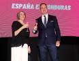 El embajador de España en Honduras, Guillermo Escribano Manzano, encabezó la distinguida recepción con motivo de la Fiesta Nacional de España, que reunió en Tegucigalpa a autoridades gubernamentales, miembros del Cuerpo Diplomático y representantes de la comunidad española. El embajador Guillermo Escribano Manzano y la canciller Mireya Agüero destacaron los lazos de cooperación, migración y cultura entre ambos países.