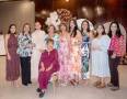 A pocos días de su boda, Camila Guadalupe Hasfura Hasbun fue agasajada con una emotiva despedida de soltera organizada por la familia de su prometido, José Carlos Jaar Faraj. El encuentro, celebrado en el salón Mediterráneo del Club Hondureño Árabe, reunió a familiares y amigas cercanas en una mañana llena de alegría, detalles especiales y buenos deseos para la futura señora Jaar, quien viajó desde San Salvador para compartir este significativo momento previo al gran día. En la foto: Sofía Abudayeh, Liset Aude, Camila Hasfura, Guadalupe Hasfura, Lilian Jaar, Isabella Jiménez, Alejandra Aude, Julia Jiménez y Alina Yones.
