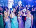 La esperada gala de la Promoción 2026 de la Escuela Internacional Sampedrana (EIS) se convirtió en una velada inolvidable, marcada por el glamour, la alegría y laemoción de los jóvenes que celebraron juntos una de las etapas más significativasde su vida estudiantil.La exclusiva celebración tuvo lugar en el salón Napoleón del Hotel Copantl &amp;Convention Center, donde los futuros graduados se reunieron para disfrutar de una noche llena de elegancia y momentos memorables.