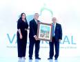 Joyce Faraj junto al homenajeado de la noche Juan Bendeck y el presidente de Valmoral Fuad Faraj.