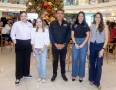 Estilo, junto a Multiplaza, fue anfitriona del evento Whispers of Christmas, realizado en la plaza del centro comercial y teniendo como escenario principal el imponente árbol navideño. Melissa Cáceres, representante de Magie; Keren Cabrera, representante de Flor de Caña; Francisco Pereira, gerente de Mercadeo, comunicaciones y Coordinador de Responsabilidad Social Empresarial en Supermercados Colonial; Nohely Herrera, representante de Nissan; y Michelle Marsan, jefe comercial de Segmentos de Grupo Opsa.