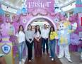 La magia de la easter season llegó a Mall Multiplaza San Pedro Sula. Con una colorida y encantadora celebración, se inauguró Easter Fantasy, un espacio lleno de diversión, sorpresas y experiencias para toda la familia. ¡Una invitación a vivir la fantasía de la Pascua como nunca antes! En la foto: Patricia Wilson, gerente de marca EMSULA; Sarah Zepeda, sub gerente de Mercadeo Regional BAC; Claudette Kattán, jefe de mercadeo de Multiplaza San Pedro Sula y Ricardo Andrade, representante de Claro y la representante de la marca Capy.