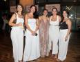 Así se vivió el día 1 del Roatán Food and Wine Festival 2026, una noche donde el paraíso se llenó de sabor y sofisticación. Presentado por Kimpton Grand Roatán, el evento reunió a chefs de talla mundial, mixólogos y una exquisita selección de gastronomía, vinos y cocteles frente al mar de West Bay Beach. En la foto: Nicole McNab, Fadia Hynds, Damara Galindo, Jeniffer Jones y Ruth Hynds.