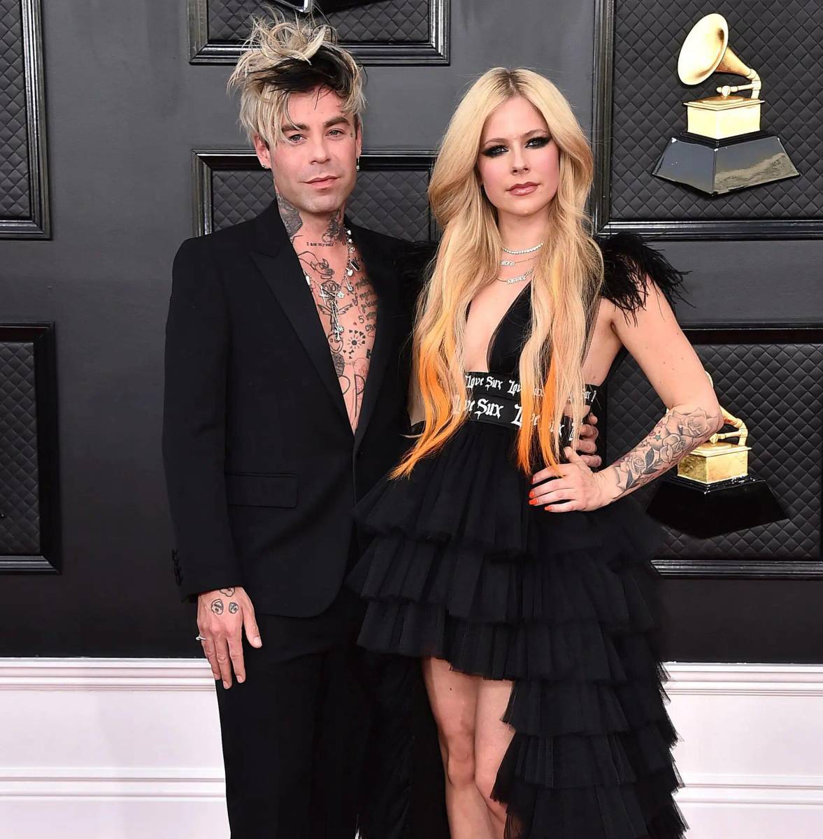 Avril Lavigne y Mod Sun se comprometieron en marzo de 2022 en París. Pero después de un año, la cantante reveló a Page Six que “decidió poner fin a los planes de boda”. Para Mod Sun, la noticia cayó de sorpresa, pues estaba de gira cuando le anunciaron la ruptura. 