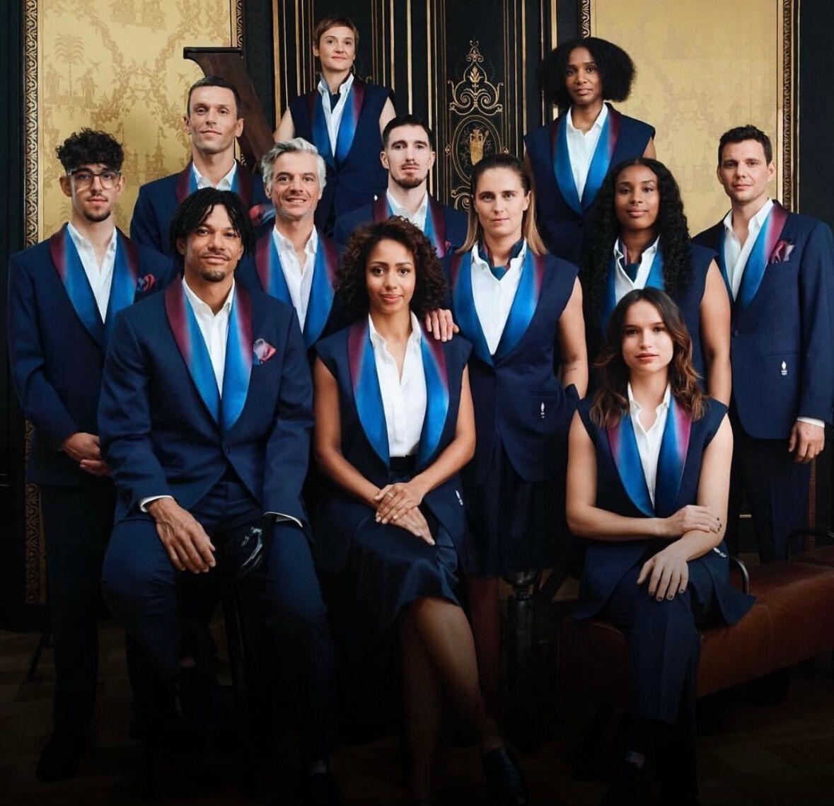 La marca de lujo francesa Berlutti y Carine Roitfeld, exdirectora de Vogue Francia, se encargaron de diseñar los uniformes del equipo francés. Crearon un look elegante con colores representativos de la bandera francesa.