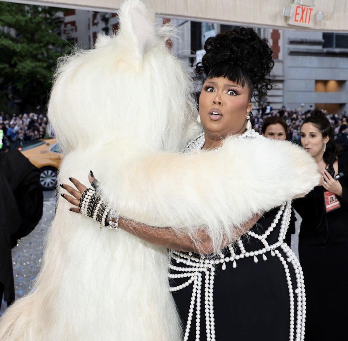 Lizzo.Extravagancia con intención. Lizzo ha hecho de la moda una herramienta de autocelebración, y su participación en la Met es sinónimo de volumen, brillos y actitud. 