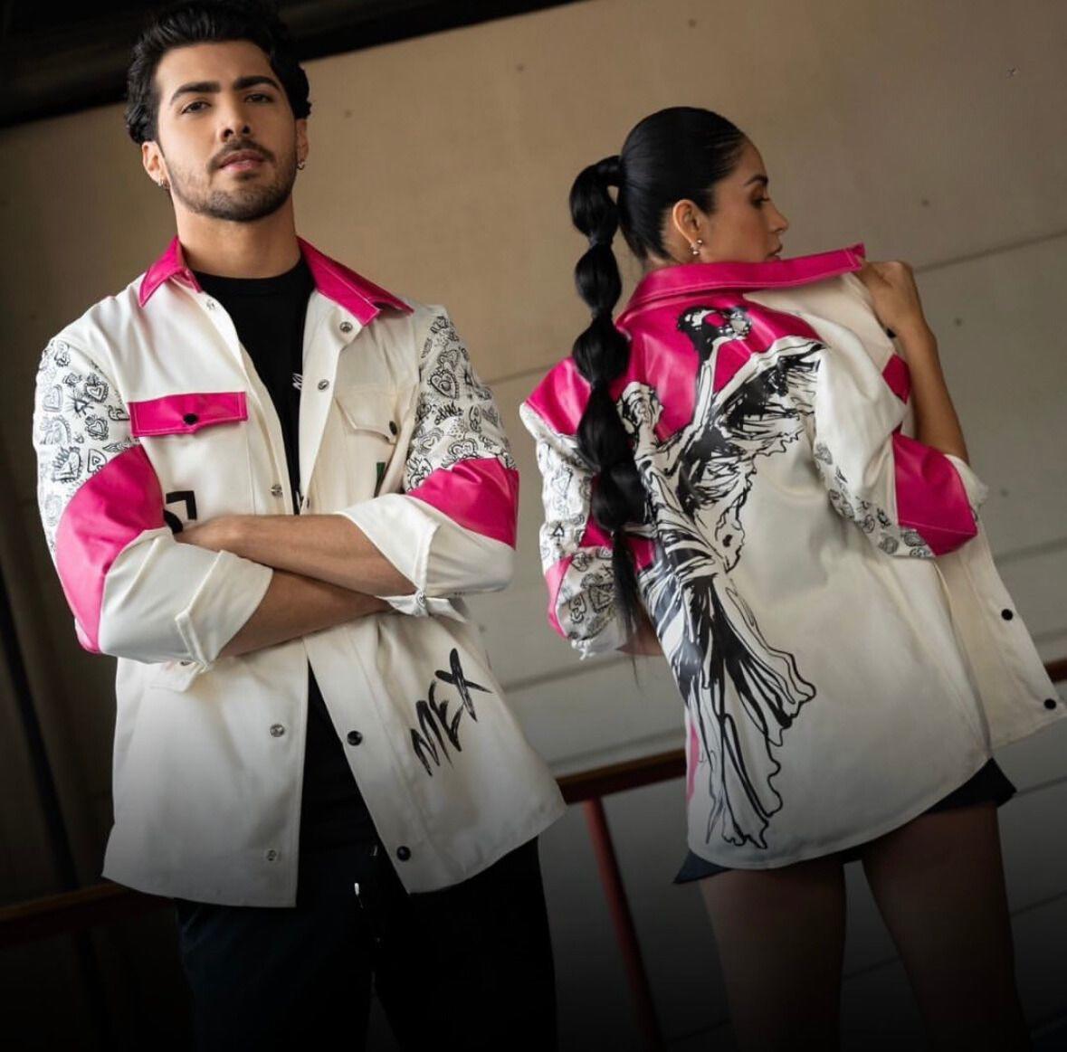 Los uniformes de México fueron diseñados por Men’s Fashion<b> </b>y tienen una chaqueta de piel con un diseño animado del icónico Ángel de la Independencia en la espalda. El rosa mexicano no podía faltar y se hace presente en el diseño. 
