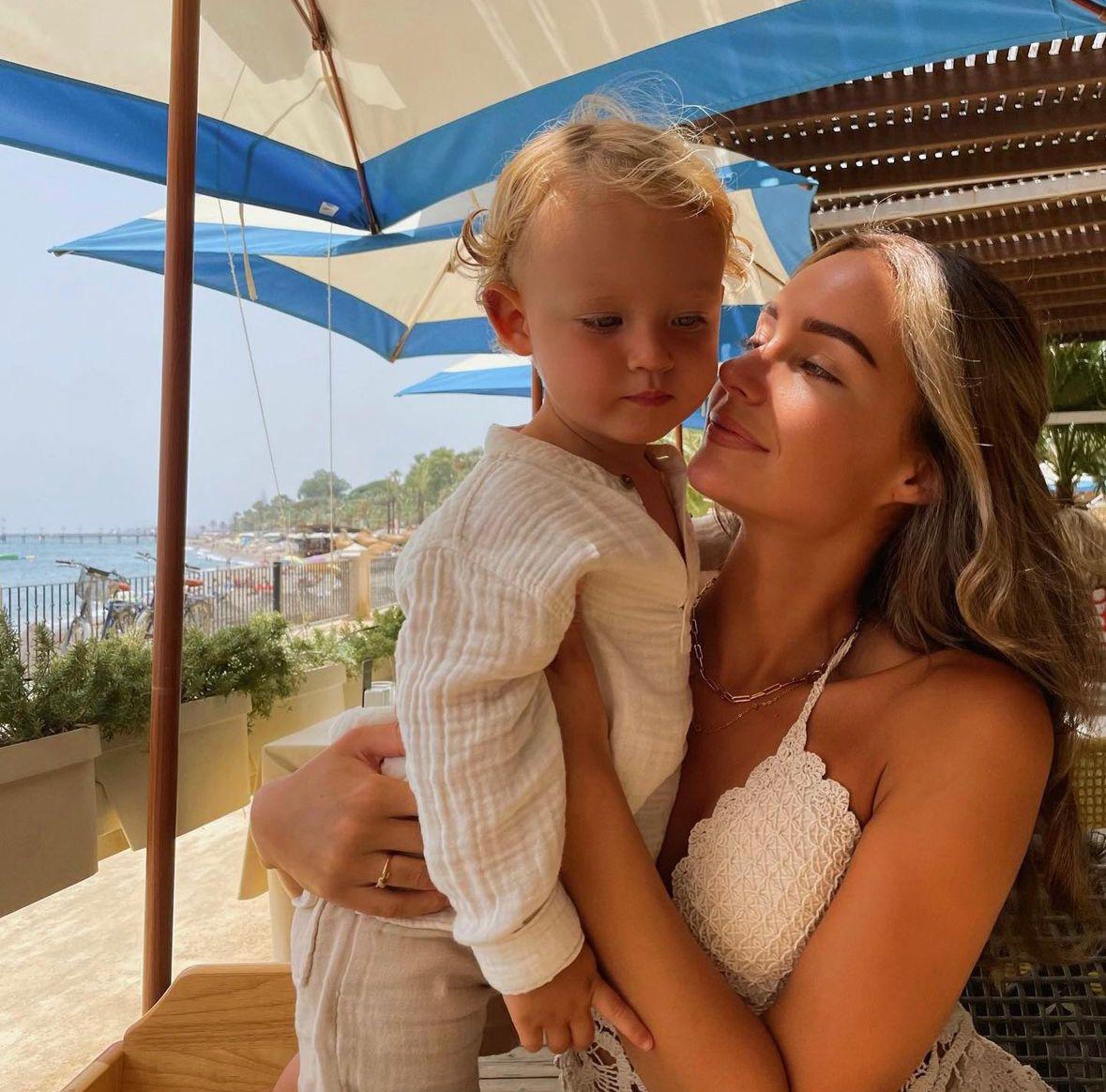 Faith Landman es la representante de Países Bajos en el Miss Universo 2024. Faith es madre de un hijo y está comprometida con su pareja. Hace unos meses, sorprendió en sus redes sociales al enviar un mensaje hablando en español, como muestra de su compromiso y visión para ganar la corona.