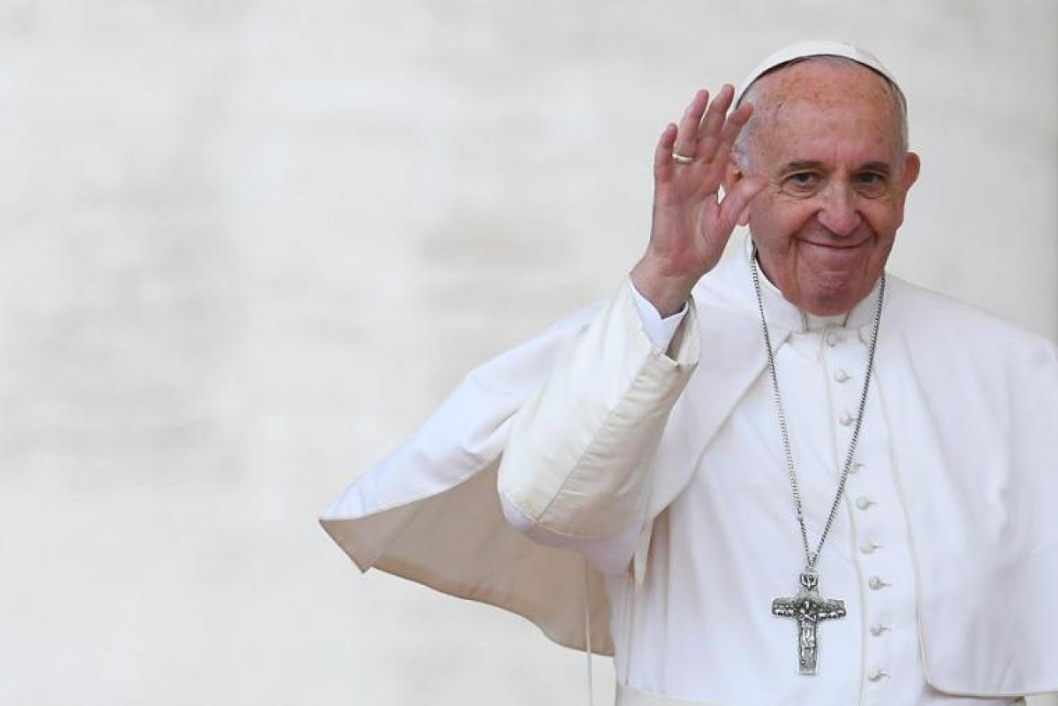 ”Los invito a no crear muros sino puentes, a vencer el mal con el bien, la ofensa con el perdón, a vivir en paz con todos”. Siempre llamó a derribar divisiones: entre pueblos, religiones, clases sociales y corazones. Su llamado a la unidad fue constante, claro y valiente.