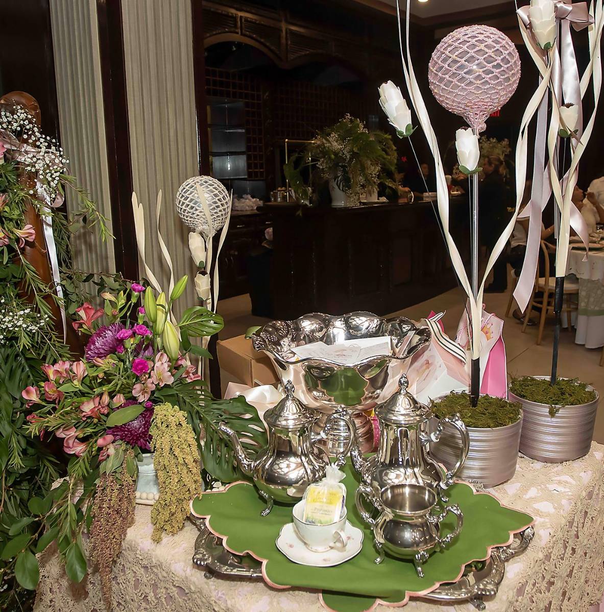 Detalles florales hechos por Juana de Canahuati y Proyecto 7 y Pop N Party. 