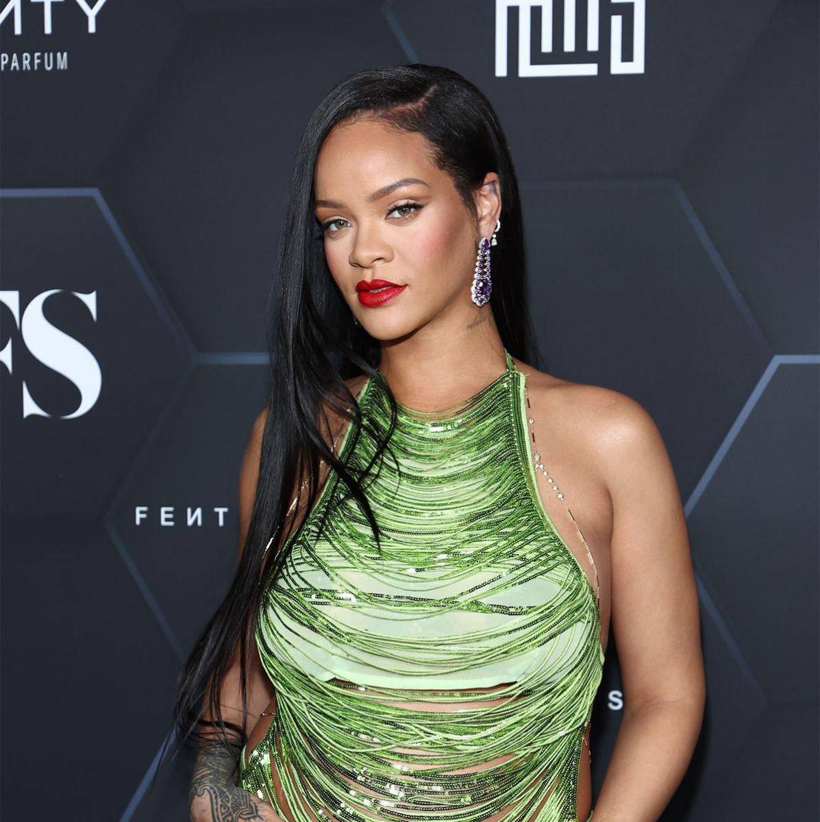 “Umbrella” de Rihanna en 2007 la catapultó a la fama mundialmente. Aunque ella ya contaba con varias canciones, en definitiva, ese tema musical le dio un gran reconocimiento y su primer Grammy.