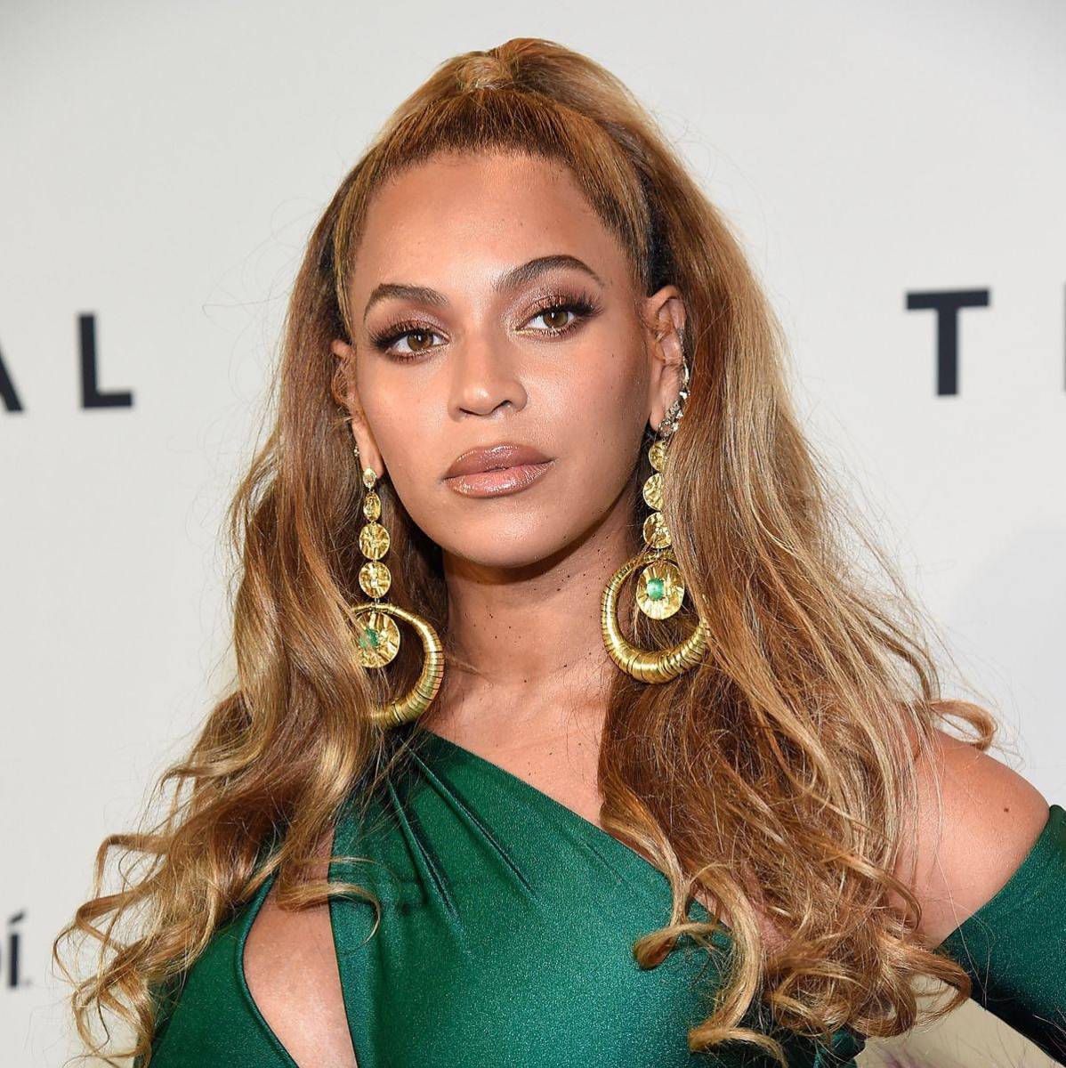 Destiny’s Child fue una girlband estadounidense que comenzó en los 90, y tuvo mucho reconocimiento, además ganaron 3 premios Grammy. Cuando anunciaron su separación, Beyoncé Knowles debutó en el cine y posterior a ello lanzó su primer álbum, Dangerously in Love, que logró vender 11 millones de copias y ganó cinco premios Grammy. Actualmente es una de las artistas más influyentes en el mundo.