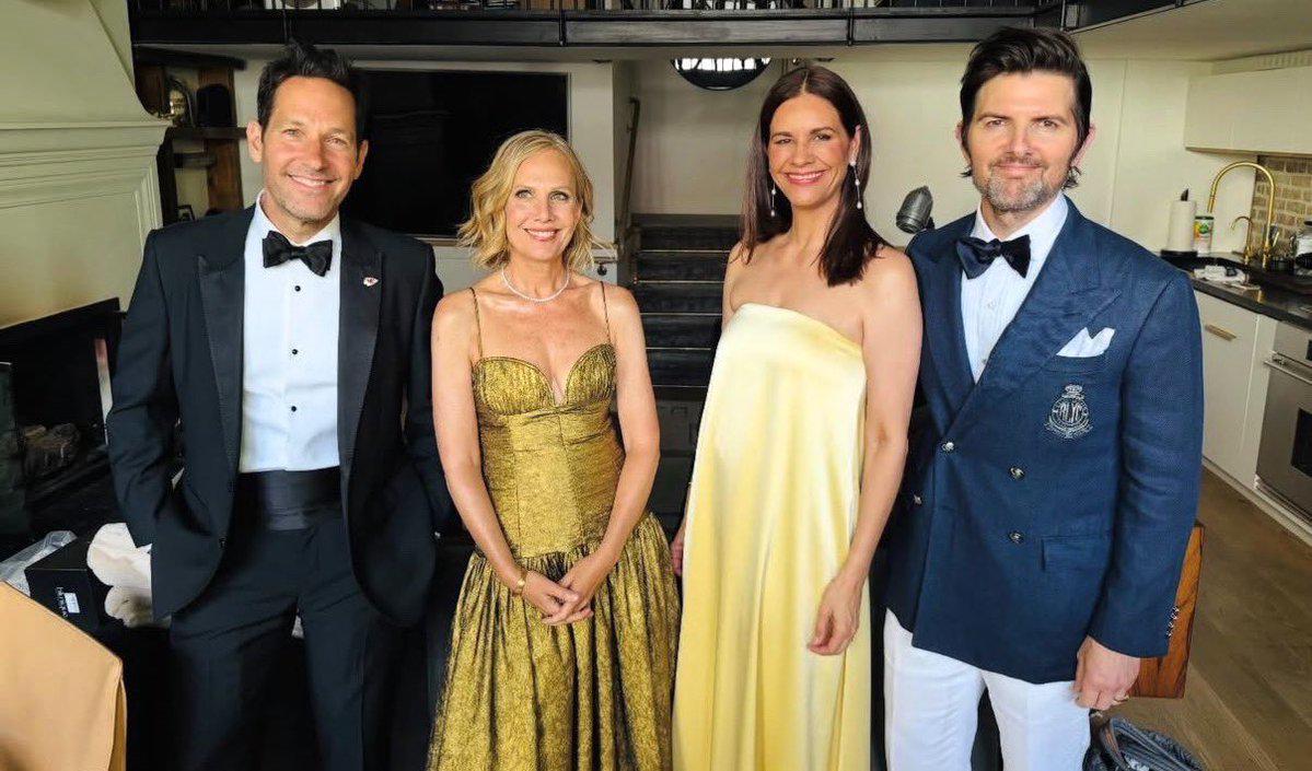 Paul Rudd es un aficionado de los Kansas City Chiefs, entrando al círculo de la cantautora por medio de su lazo con el tight end de este equipo y su amor por la música de la popstar. Adam Scott es su gran amigo y un certified swiftie.