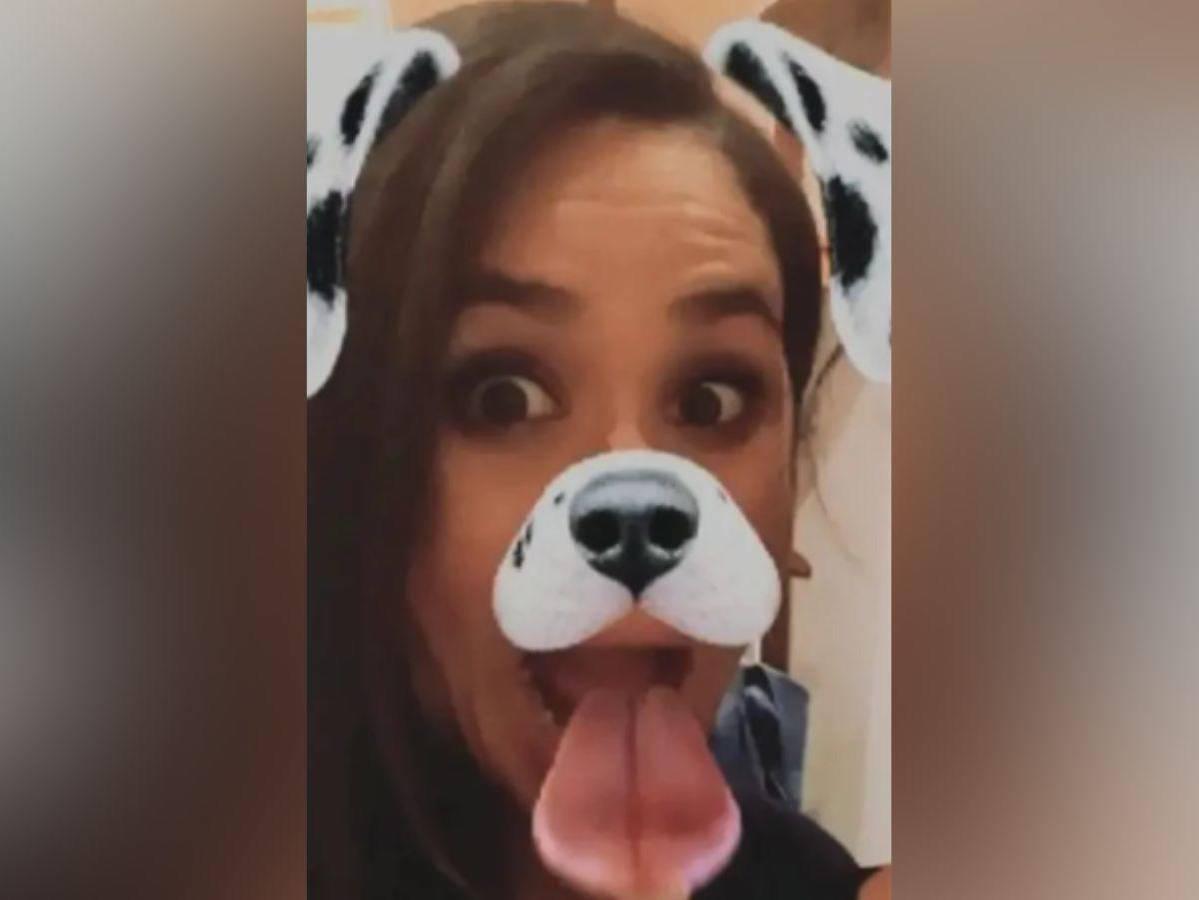 Si todos pensábamos que el príncipe Harry y Meghan Markle se habían conocido en una cita a ciegas, pues, ellos desvelaron que no fue así. Al parecer la historia de amor comenzó por medio de la red social de Snapchat: cuando un amigo de Harry estaba viendo la story de Meghan, al príncipe le gustó y le dijo que se la presentara. 