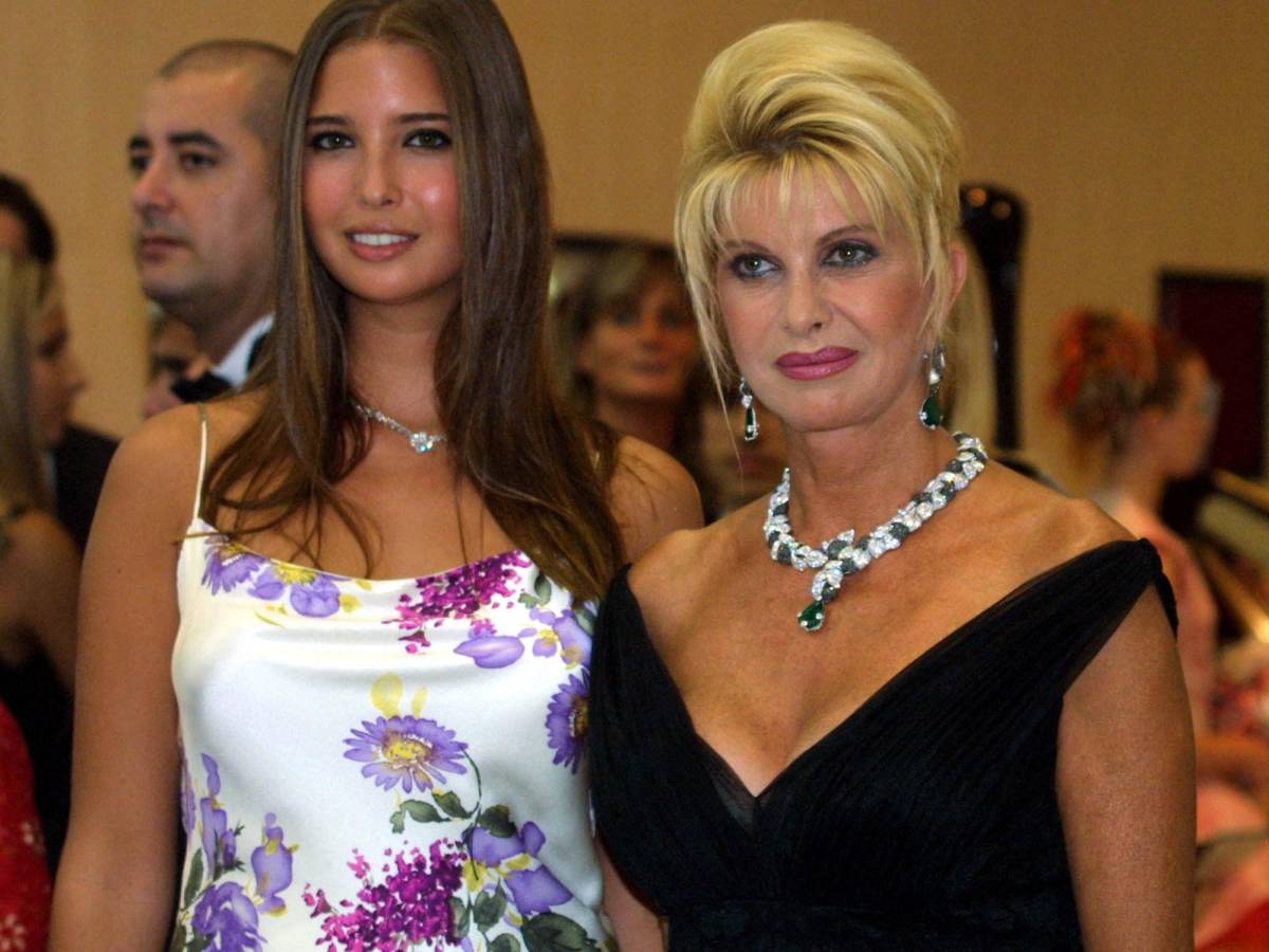 En esta foto de 2001 Ivana Trump aparece con su hija Ivanka en el tradicional Baile de la Cuz Roja en Mónaco